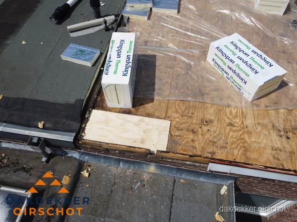 Plat dak isolatie met Kingspan isolatieplaten tijdens renovatie in Oirschot