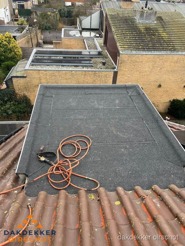 Reparatie aansluiting plat dak en schuin dak in Oirschot