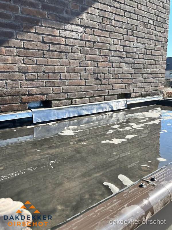 Stilstaand water op plat dak door slechte afwatering in Oirschot