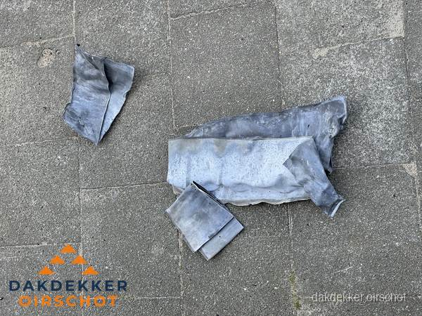 Oude verwijderde loodslabben na vervanging in Oirschot Oude verwijderde loodslabben na vervanging in Oirschot