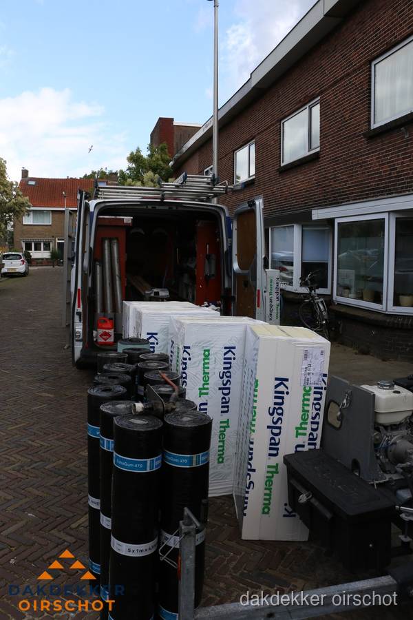 Levering van Kingspan isolatieplaten en bitumenrollen voor dakproject in Oirschot