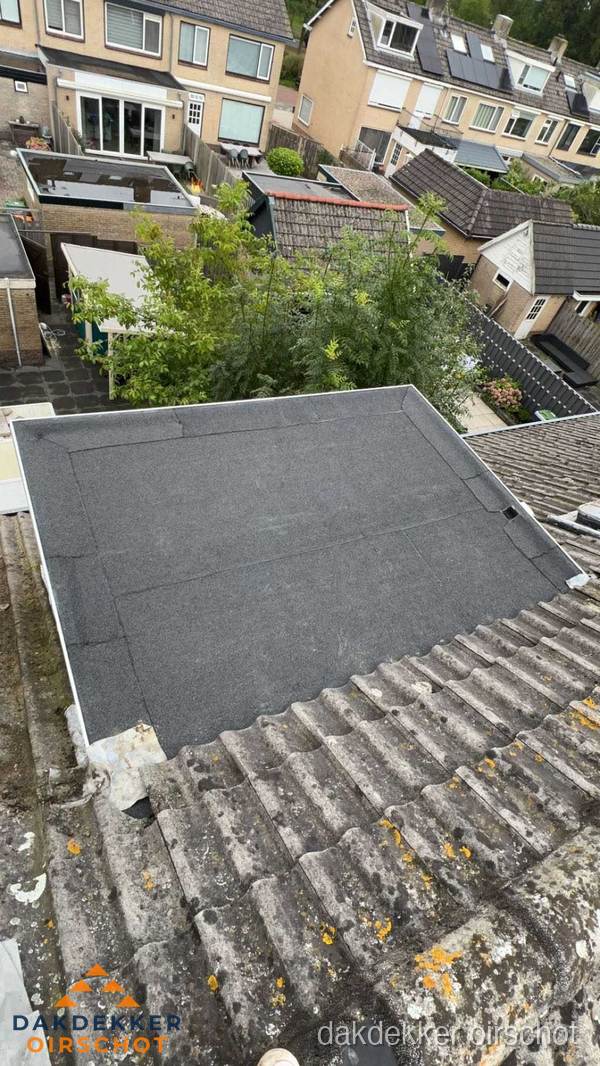 Plat dak aanbouw met bitumen dakbedekking in woonwijk Oirschot
