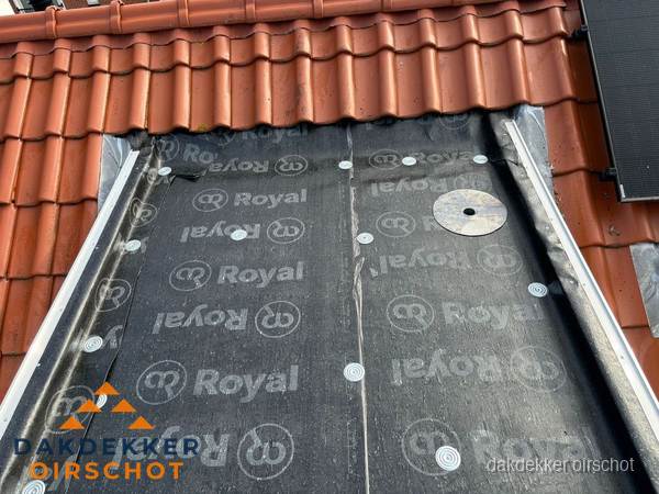 Nieuw dak met dakpannen en Royal onderlaag bij woning in Oirschot