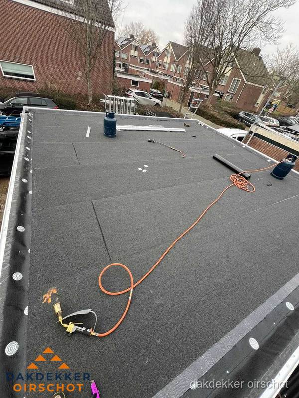 Afgewerkte dakrenovatie met bitumen op plat dak in Oirschot