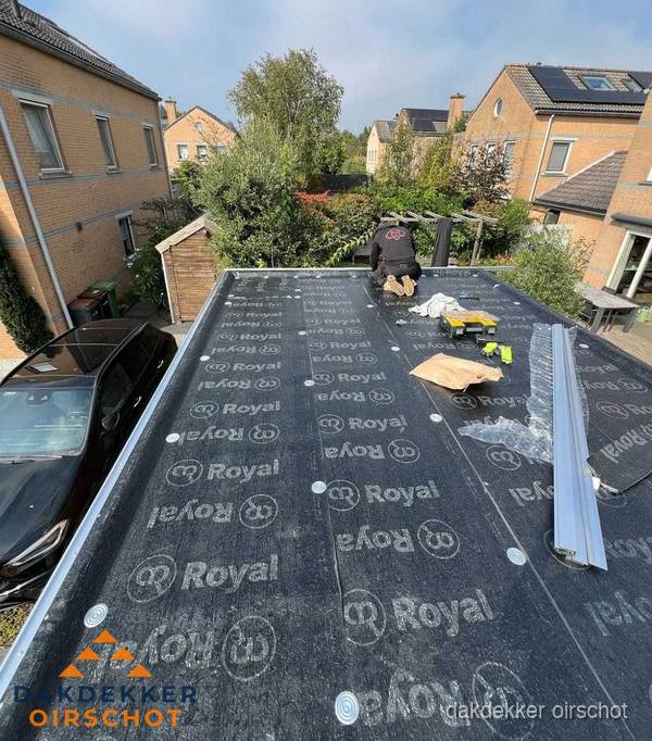 Dakdekker aan het werk op plat dak renovatie in Oirschot