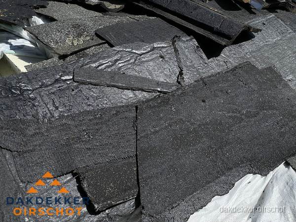 Verwijderd oud bitumen dakleer klaar voor vervanging in Oirschot