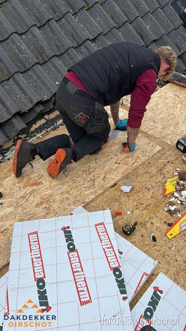 Dakdekker plaatst PIR-isolatieplaten op plat dak in Oirschot