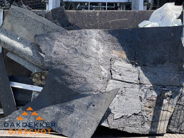 Kosten dakrenovatie: afvoer oud dakmateriaal in Oirschot