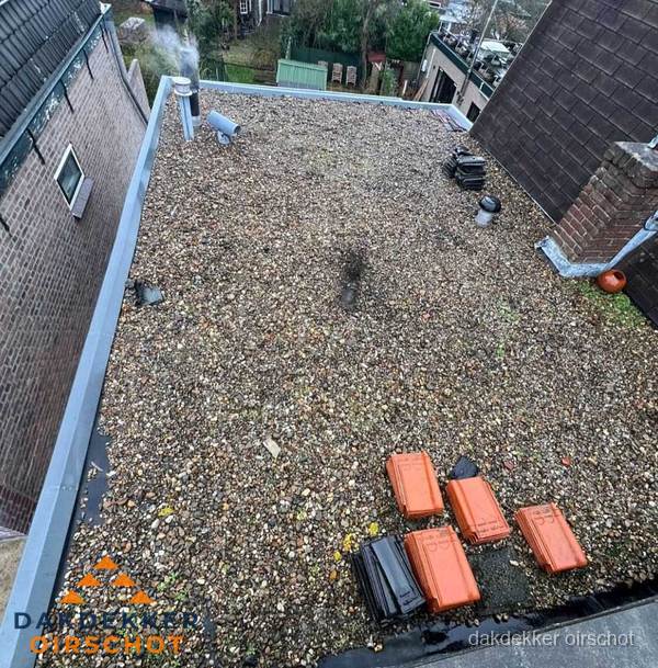 Plat dak met grindballast en dakdoorvoeren in Oirschot