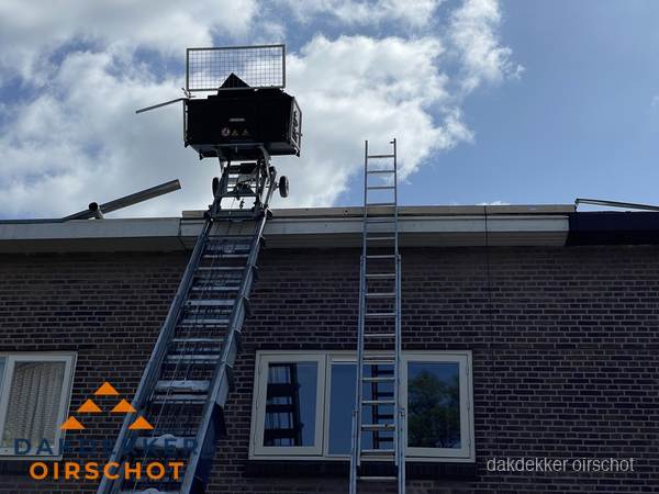 Ladderlift en ladder bij woning voor dakinspectie in Oirschot