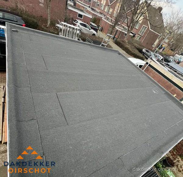 Nieuwe bitumen dakbedekking op plat dak van garage in Oirschot