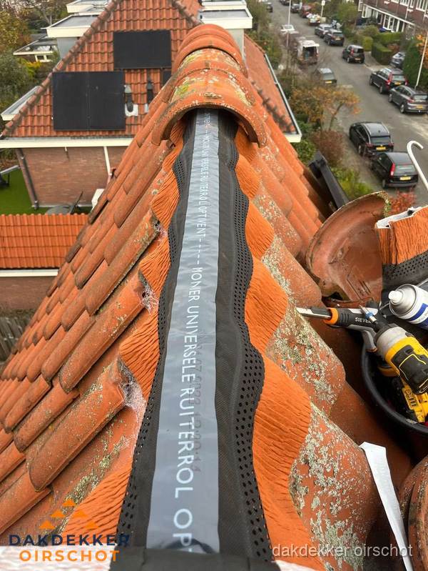 Dakdekker vervangt nokvorst met ruiterrol op pannendak in Oirschot
