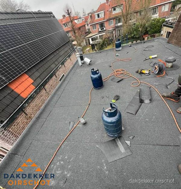 Daklekkage repareren met brandgereedschap op plat dak in Oirschot Daklekkage repareren met brandgereedschap op plat dak in Oirschot