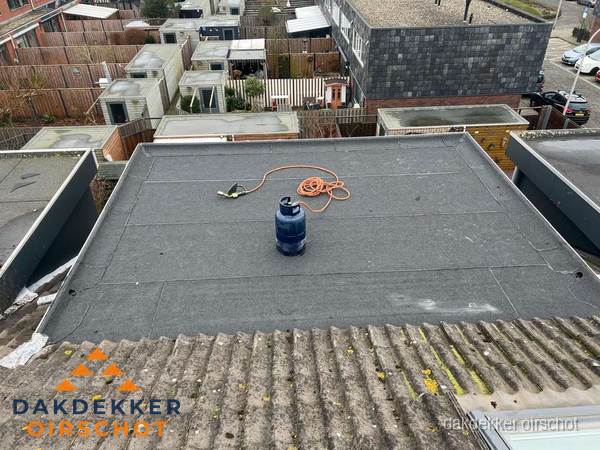 Plat dak met nieuwe bitumen dakbedekking en brandgereedschap in Oirschot