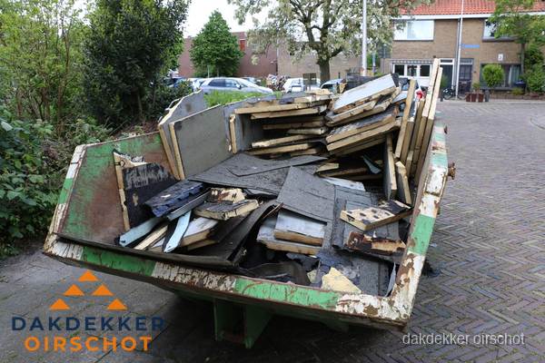 Puincontainer met oud dakmateriaal na dakrenovatie in Oirschot