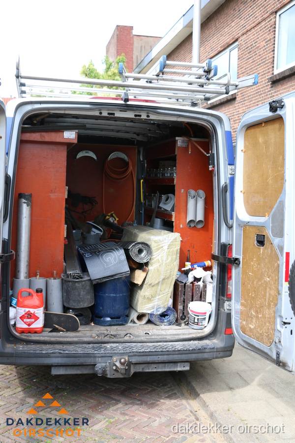 Bedrijfsbus van dakdekker met gereedschap en materialen in Oirschot Bedrijfsbus van dakdekker met gereedschap en materialen in Oirschot