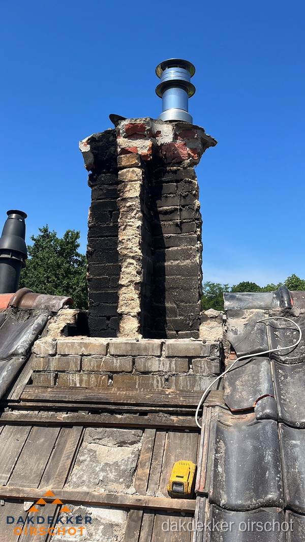 Beschadigde schoorsteen met nieuwe rookgasafvoer op oud dak in Oirschot Beschadigde schoorsteen met nieuwe rookgasafvoer op oud dak in Oirschot