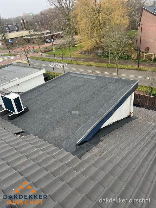 Plat dak met bitumen isolatie en dakbedekking in Oirschot