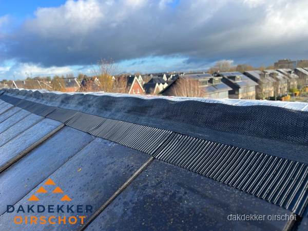 Dakisolatie bij de nok met ventilatieprofiel op schuin dak in Oirschot