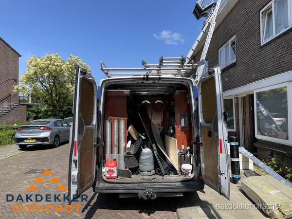 Spoed dakdekker bus met gereedschap en ladder bij woning in Oirschot