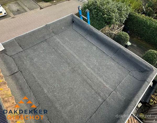Gerenoveerd plat dak met nieuwe bitumen dakbedekking in Oirschot