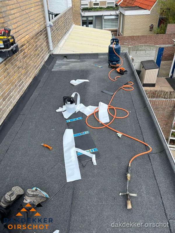 Dakdekkers bezig met bitumen dakbedekking in Oirschot