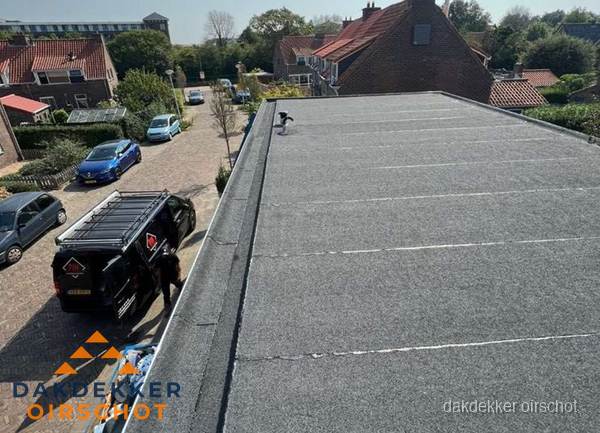 Nieuw bitumen plat dak met uitzicht over woonwijk in Oirschot