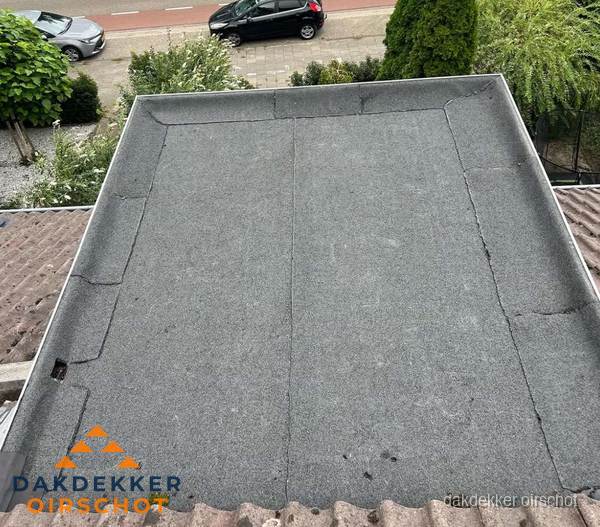 Nieuw aangebrachte bitumen dakbedekking op plat dak in Oirschot