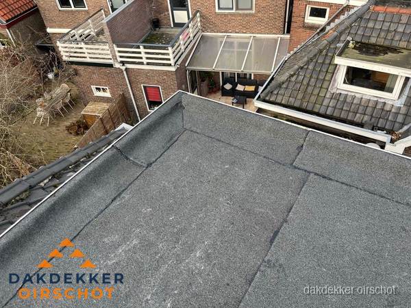 Overzicht plat dak met dakgoot in woonwijk Oirschot