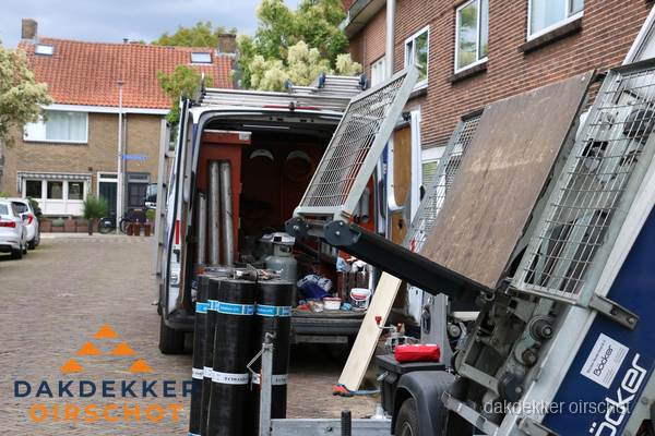 Dakdekkersbusje met materiaal en ladderlift voor dakpannen vervangen in Oirschot Dakdekkersbusje met materiaal en ladderlift voor dakpannen vervangen in Oirschot