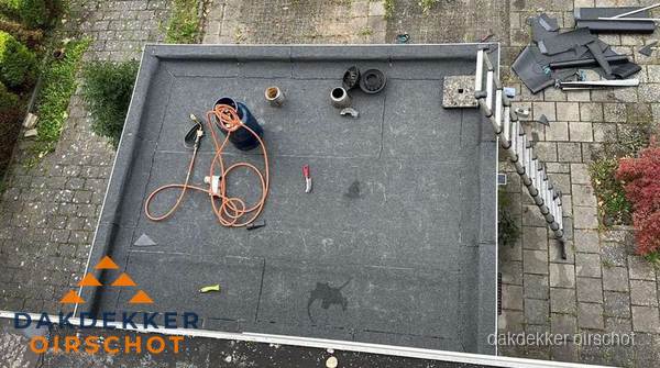 Plat dak met nieuwe bitumen bedekking in Oirschot