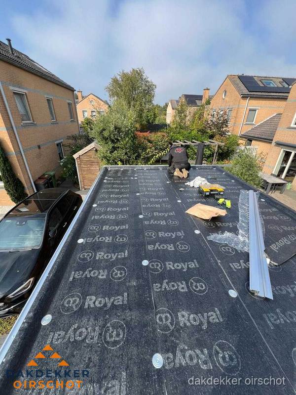 Nieuwe Royal bitumen dakbedekking op plat dak van aanbouw in Oirschot
