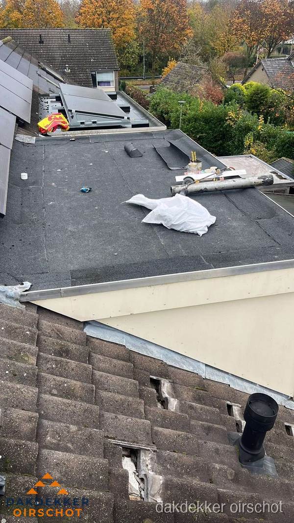 Beschadigde dakbedekking op plat dak voor reparatie in Oirschot