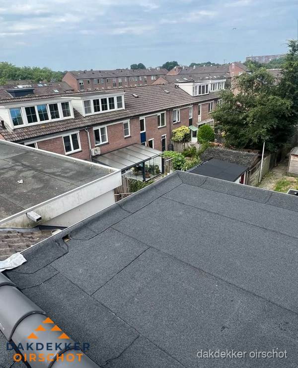 Vernieuwd plat dak met bitumen in woonwijk in Oirschot
