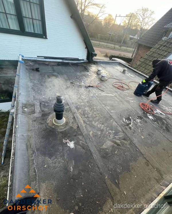 Dakdekker verhelpt daklekkage op plat dak in Oirschot Dakdekker verhelpt daklekkage op plat dak in Oirschot