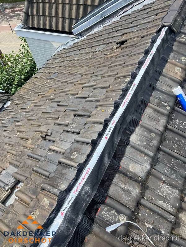 Nokvorst renovatie met Koramic nokrol op schuin pannendak in Oirschot