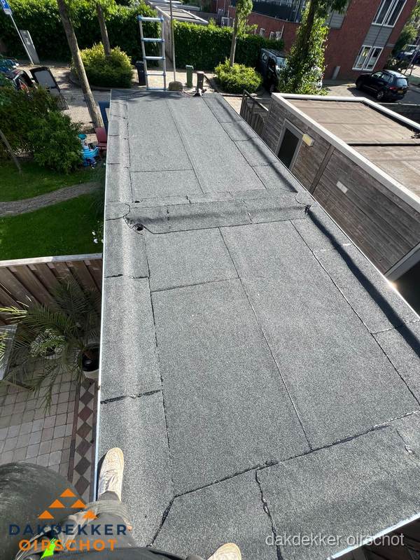 Bitumen plat dak rijtjeswoning vanuit dakdekker perspectief in Oirschot