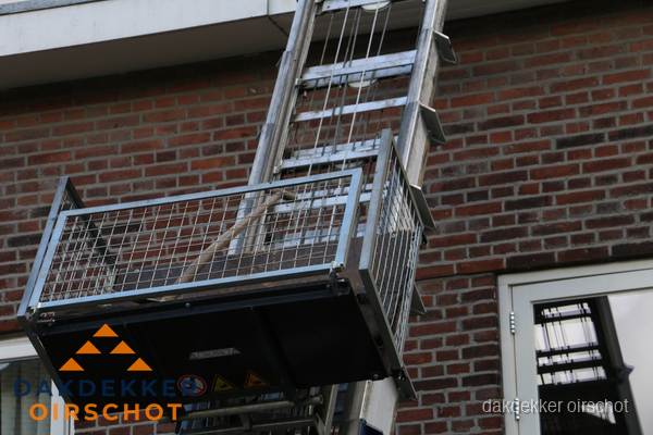 Ladderlift met dakpannen voor dakpan reparatie in Oirschot