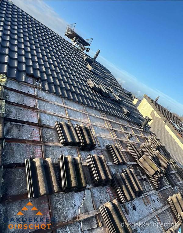 Schuin dak renovatie met nieuwe dakpannen in Oirschot