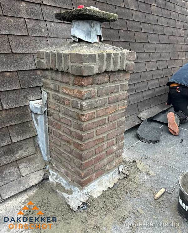 Schoorsteen reparatie met lood en voegwerk op leien dak in Oirschot Schoorsteen reparatie met lood en voegwerk op leien dak in Oirschot