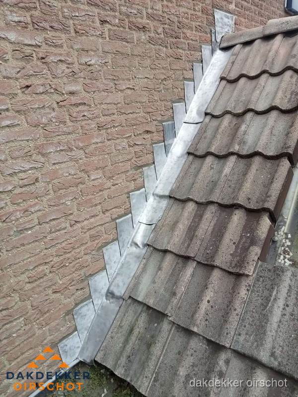 Loodslabben langs dakaansluiting bij bakstenen muur in Oirschot Loodslabben langs dakaansluiting bij bakstenen muur in Oirschot