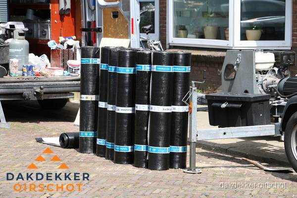 Rollen bitumen dakbedekking klaar voor daklekkage reparatie in Oirschot Rollen bitumen dakbedekking klaar voor daklekkage reparatie in Oirschot
