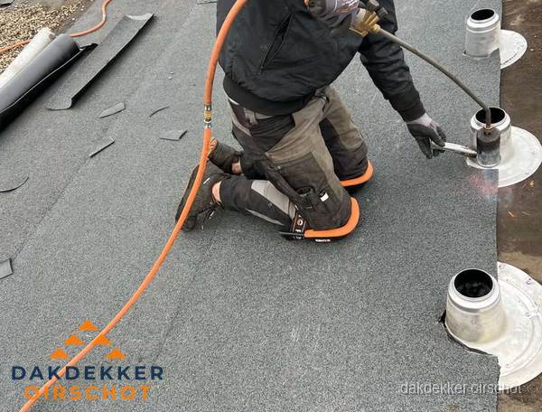 Dakdekker repareert bitumen dakleer bij dakdoorvoer in Oirschot Dakdekker repareert bitumen dakleer bij dakdoorvoer in Oirschot