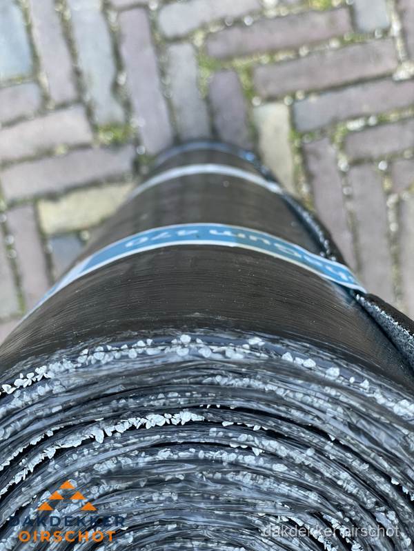 Rol bitumen dakleer met leislag voor plat dak in Oirschot