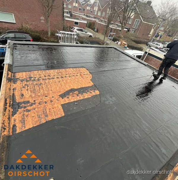 Dakdekker brengt EPDM dakbedekking aan op plat dak in Oirschot
