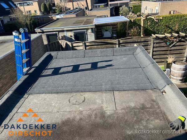 Dakdekker bij bitumen plat dak renovatie in Oirschot