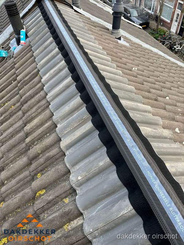 Nokvorst met Monier ventilatie op schuin pannendak in Oirschot Nokvorst met Monier ventilatie op schuin pannendak in Oirschot