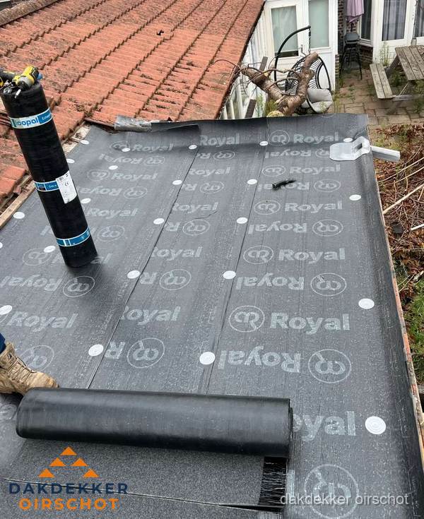 Bitumen dakbedekking leggen op plat dak aanbouw in Oirschot