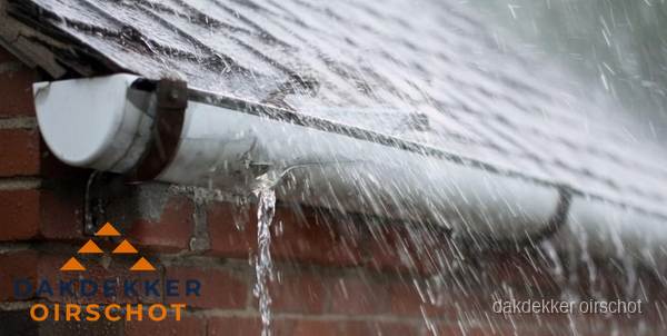Lekkende dakgoot tijdens regenval in Oirschot Lekkende dakgoot tijdens regenval in Oirschot