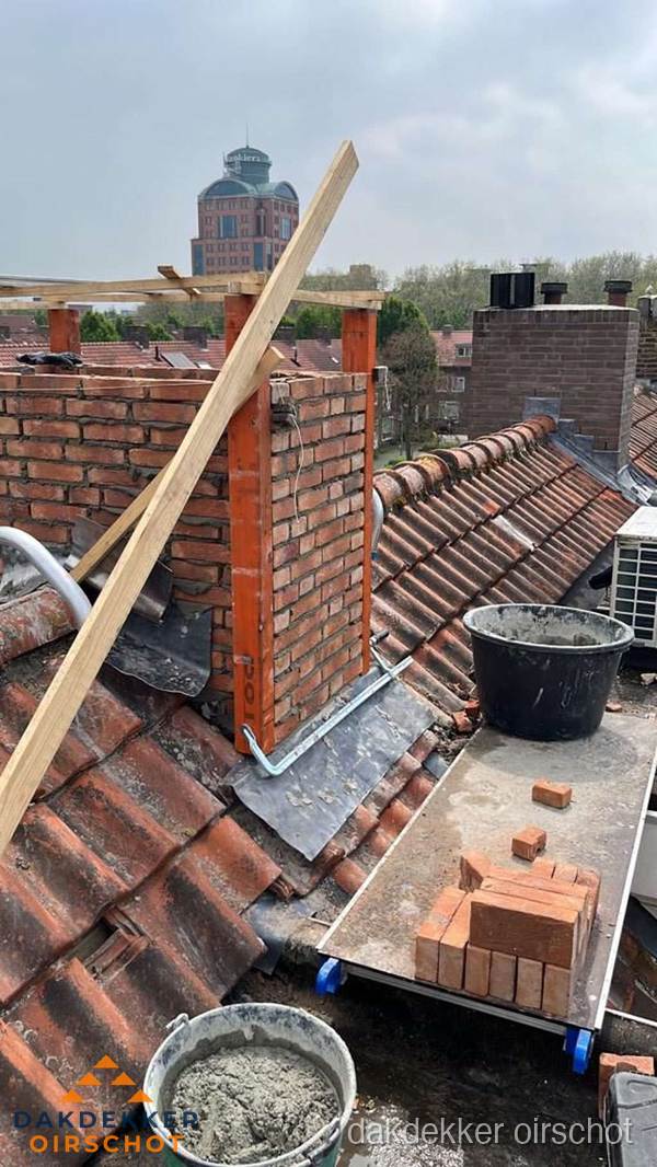 Schoorsteen renovatie met metselwerk op schuin dak in Oirschot